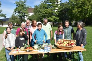 Die Mitglieder des Gartenbauvereins bringen ihre Gartenschätze