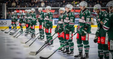 Starbulls-Spieler in der SPIE Arena vor dem Saisonauftakt.