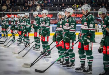 Starbulls-Spieler in der SPIE Arena vor dem Saisonauftakt.