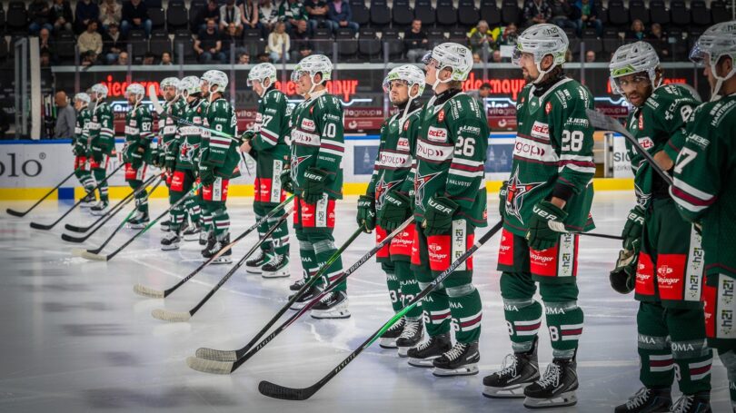 Starbulls-Spieler in der SPIE Arena vor dem Saisonauftakt.