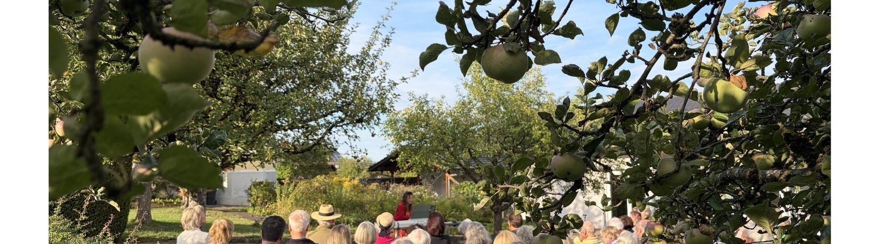 Publikum lauscht Katerina Antonova im Pfarrgarten Rimsting