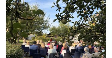Publikum lauscht Katerina Antonova im Pfarrgarten Rimsting