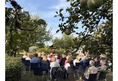 Publikum lauscht Katerina Antonova im Pfarrgarten Rimsting
