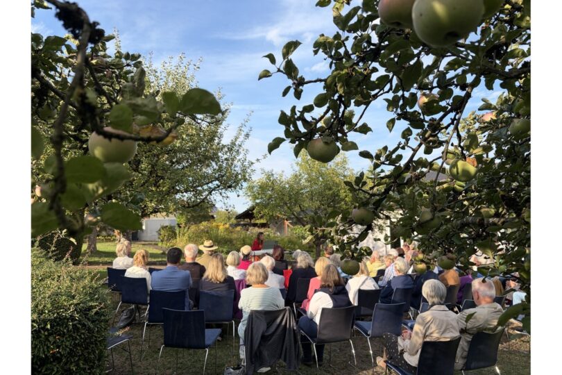 Publikum lauscht Katerina Antonova im Pfarrgarten Rimsting