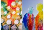 Farbiges Seidenbild von Ingrid Steiner mit transparenten, geschichteten Flächen. – Glasfiguren von Birgit Dopsch mit leuchtenden Farben und transparenter Wirkung.