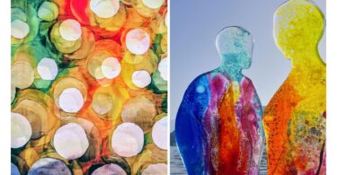 Farbiges Seidenbild von Ingrid Steiner mit transparenten, geschichteten Flächen. – Glasfiguren von Birgit Dopsch mit leuchtenden Farben und transparenter Wirkung.