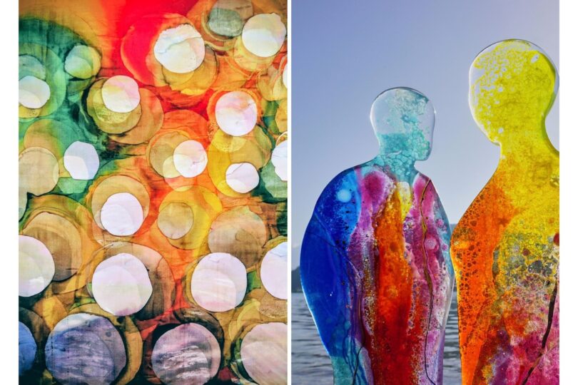 Farbiges Seidenbild von Ingrid Steiner mit transparenten, geschichteten Flächen. – Glasfiguren von Birgit Dopsch mit leuchtenden Farben und transparenter Wirkung.