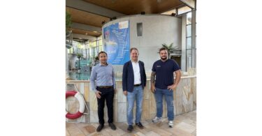 Erster Bürgermeister Florian Schneider mit den Bäderleitern Florian Moser und Stefan Sajdak am Erlebnisbecken.