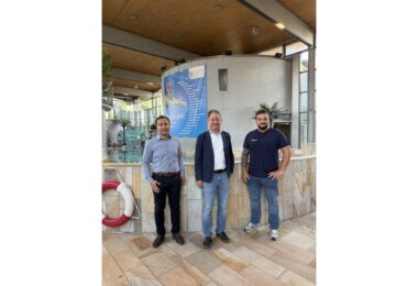 Erster Bürgermeister Florian Schneider mit den Bäderleitern Florian Moser und Stefan Sajdak am Erlebnisbecken.