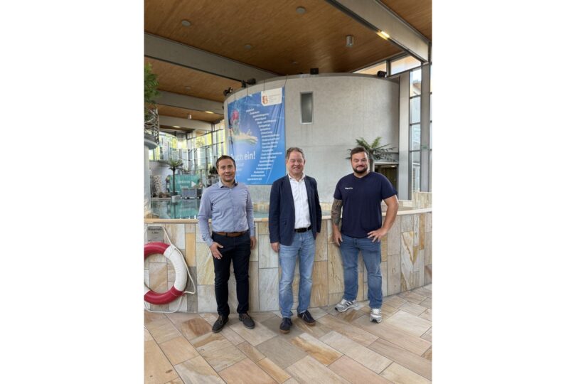 Erster Bürgermeister Florian Schneider mit den Bäderleitern Florian Moser und Stefan Sajdak am Erlebnisbecken.