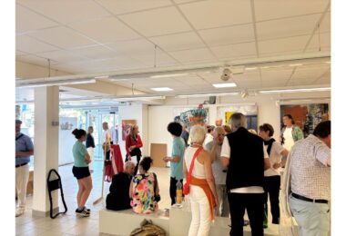 Die Kunstzeit 2026 bleibt als ein Sommer voller Kunst, offener Türen, inspirierender Begegnungen und einer besonderen Atmosphäre im ganzen Ort in Erinnerung. Nach einer kleinen Pause heißt es in zwei Jahren wieder: Kunstzeit in Prien.