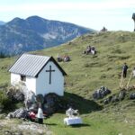 Kapelle auf der Eggenalm; Alphornbläser begleiten den Gottesdienst