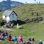 Bergmesse an der Kapelle auf der Eggenalm vor versammelten Besuchern
