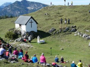 Bergmesse an der Kapelle auf der Eggenalm vor versammelten Besuchern