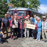 Die Ehrenamtlichen des Bürgerbusses Chiemsee bei der Sonderfahrt der Chiemgauer Lokalbahn