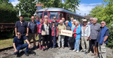 Die Ehrenamtlichen des Bürgerbusses Chiemsee bei der Sonderfahrt der Chiemgauer Lokalbahn