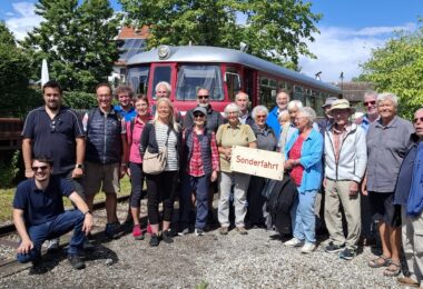 Die Ehrenamtlichen des Bürgerbusses Chiemsee bei der Sonderfahrt der Chiemgauer Lokalbahn