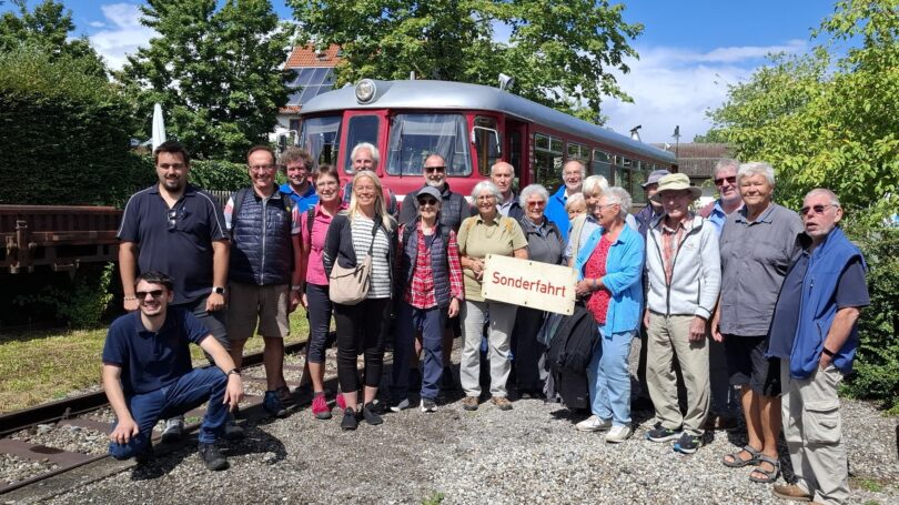 Die Ehrenamtlichen des Bürgerbusses Chiemsee bei der Sonderfahrt der Chiemgauer Lokalbahn