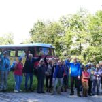 Die Gruppe beim Zwischenstopp an der Strecke neben dem historischen LEO