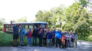 Die Gruppe beim Zwischenstopp an der Strecke neben dem historischen LEO