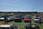 Blick über das Oldtimertreffen in Pittenhart-Aindorf am 30. August mit zahlreichen Fahrzeugen und Besuchern.