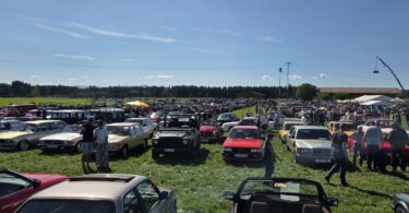 Blick über das Oldtimertreffen in Pittenhart-Aindorf am 30. August mit zahlreichen Fahrzeugen und Besuchern.