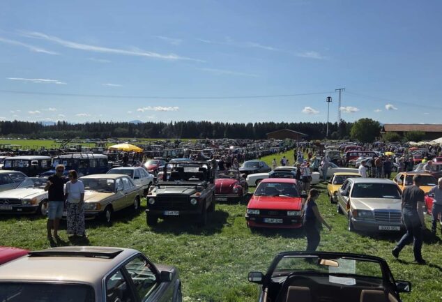Blick über das Oldtimertreffen in Pittenhart-Aindorf am 30. August mit zahlreichen Fahrzeugen und Besuchern.