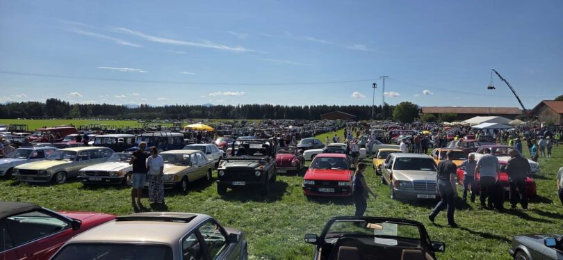 Blick über das Oldtimertreffen in Pittenhart-Aindorf am 30. August mit zahlreichen Fahrzeugen und Besuchern.
