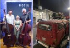 Claus Freudenstein mit Gastgeber Rogelio Franco Vivanco und Pianistin Natalia Rangel Lara beim Solokonzert in Guadalajara. – Ein alter VW-Bus aus dem Jahr 1968, beladen mit mehreren Kontrabässen.