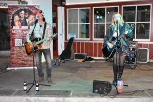 Lanny Lanner und Johanna Mross spielen beim Schlechinger Sommerausklang.