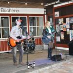 Das Duo „More than words“ bei seinem Auftritt auf dem Dorfplatz.