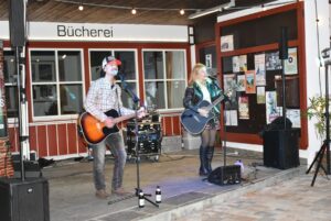Das Duo „More than words“ bei seinem Auftritt auf dem Dorfplatz.