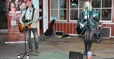 Lanny Lanner und Johanna Mross spielen beim Schlechinger Sommerausklang.