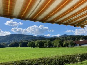 Blick über Wiese und Berge vom Haus aus
