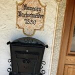 Historische Inschrift und Briefkasten an der Hauswand