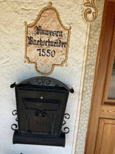 Historische Inschrift und Briefkasten an der Hauswand