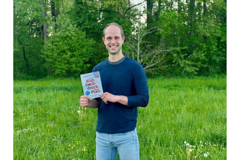 Dr. med. Moritz Binder verbindet medizinische Fachkompetenz mit einem Blick auf Lebensstilgestaltung; Ende Oktober 2026 ist er mit seinem Buch „Dein Bluthochdruck. Dein Plan“ in der Bücherei Prien zu Gast.