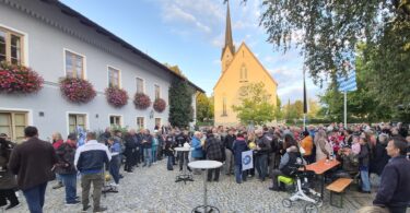 Markus Reiterberger mit Adi Stadler bei der Begrüßung