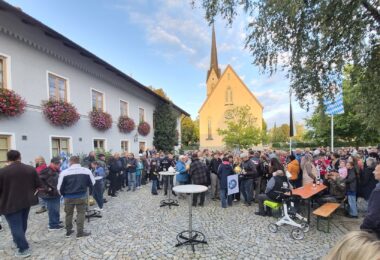 Markus Reiterberger mit Adi Stadler bei der Begrüßung
