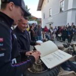 Markus Reiterberger trägt sich ins Goldene Buch der Gemeinde Obing ein