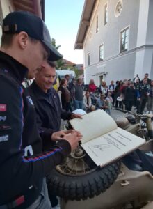 Markus Reiterberger trägt sich ins Goldene Buch der Gemeinde Obing ein
