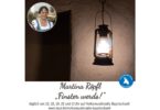 Laterne an einer Wand und Porträt von Martina Röpfl