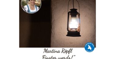 Laterne an einer Wand und Porträt von Martina Röpfl