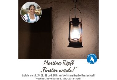 Laterne an einer Wand und Porträt von Martina Röpfl