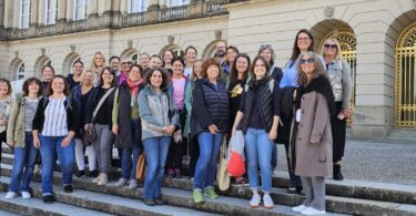 Touristiker vor dem Schloss Herrenchiemsee