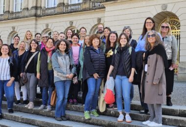 Touristiker vor dem Schloss Herrenchiemsee