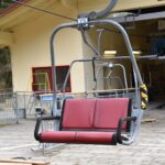 Sessel der Hochplattenbahn an der Talstation.