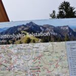 Infotafel der Hochplattenbahn mit Wanderkarte.