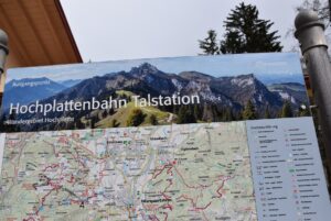 Infotafel der Hochplattenbahn mit Wanderkarte.