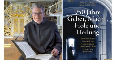 Pater Lukas Wirth OSB in der Klosterbibliothek Scheyern – Cover des Buchs „950 Jahre Gebet, Macht, Holz und Heilung“